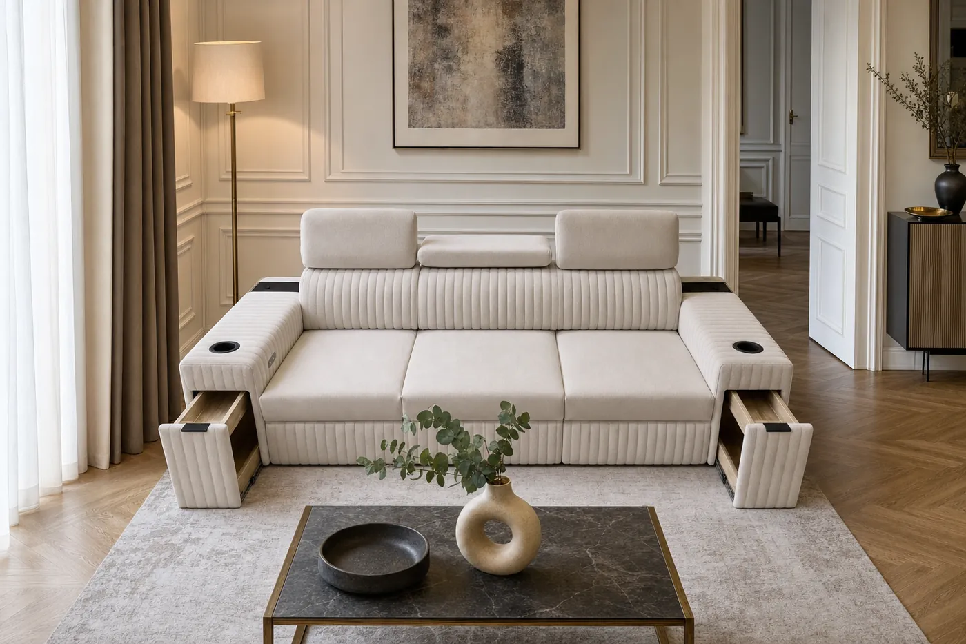Sofa Alfa z otwartymi szufladami w klasycznym kremowym salonie