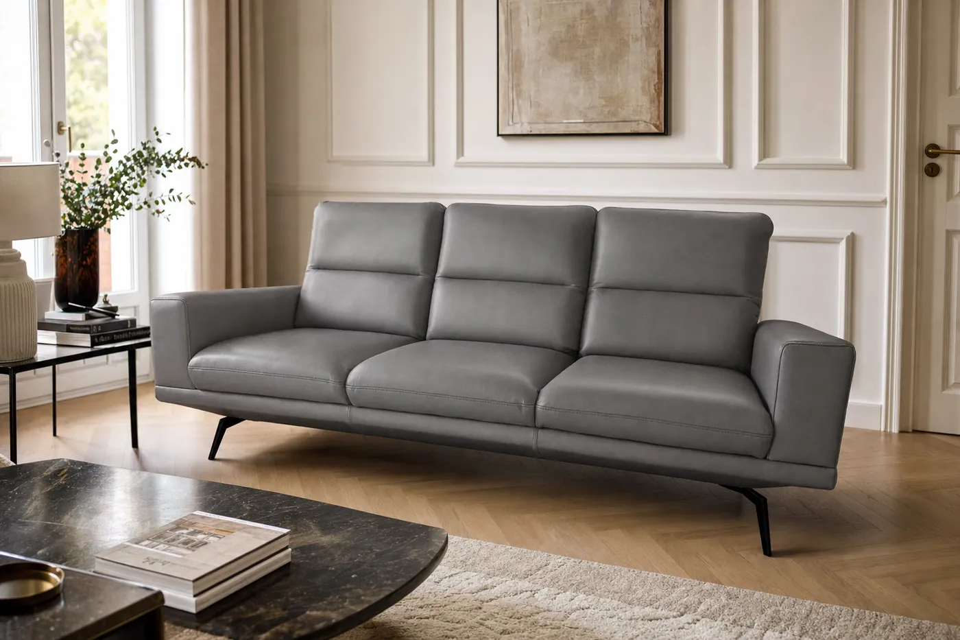 Sofa ze skóry naturalnej w klasycznym salonie ze sztukaterią