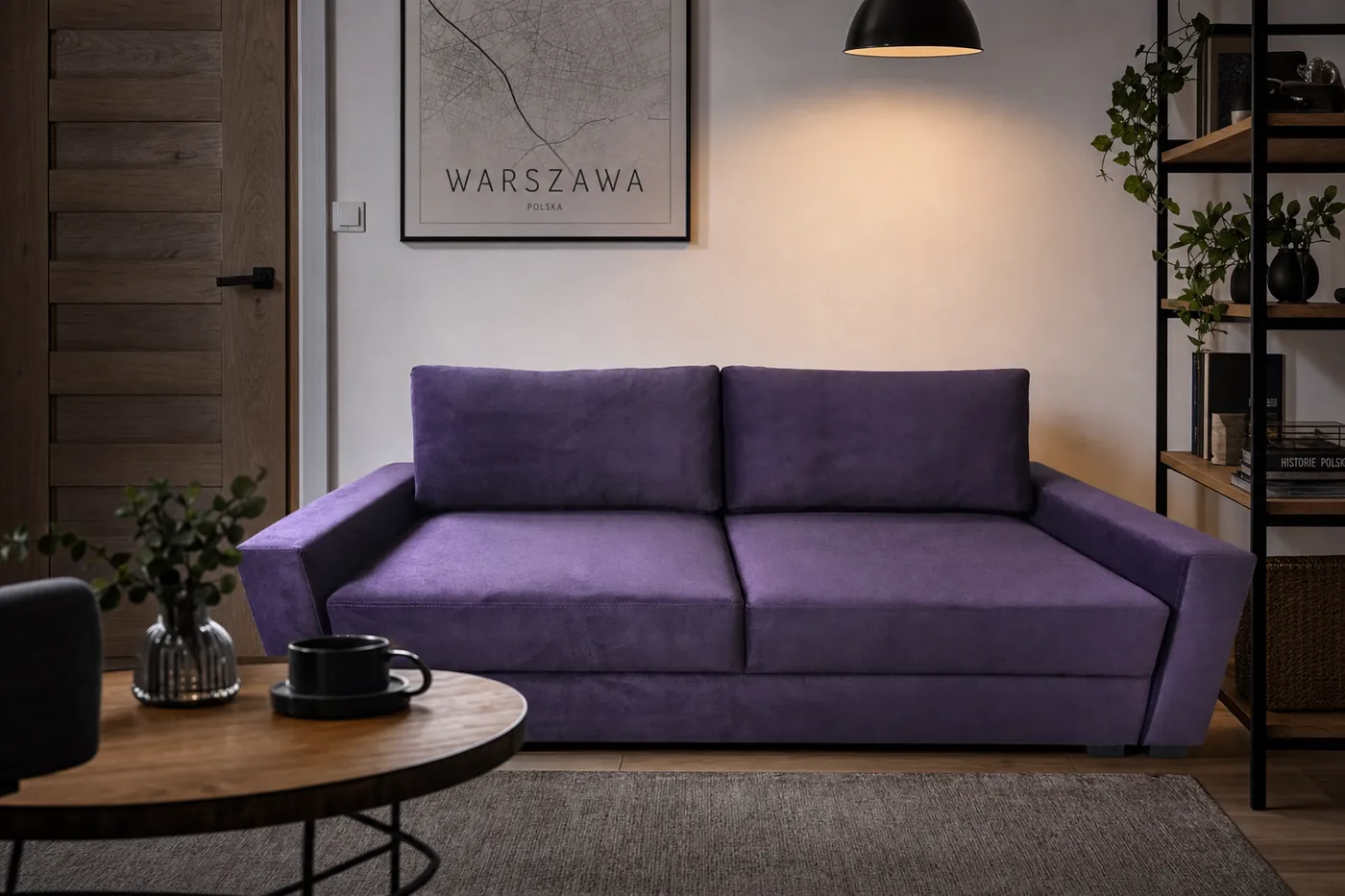 Ta sama sofa Venus w miejskim salonie z plakatem Warszawy