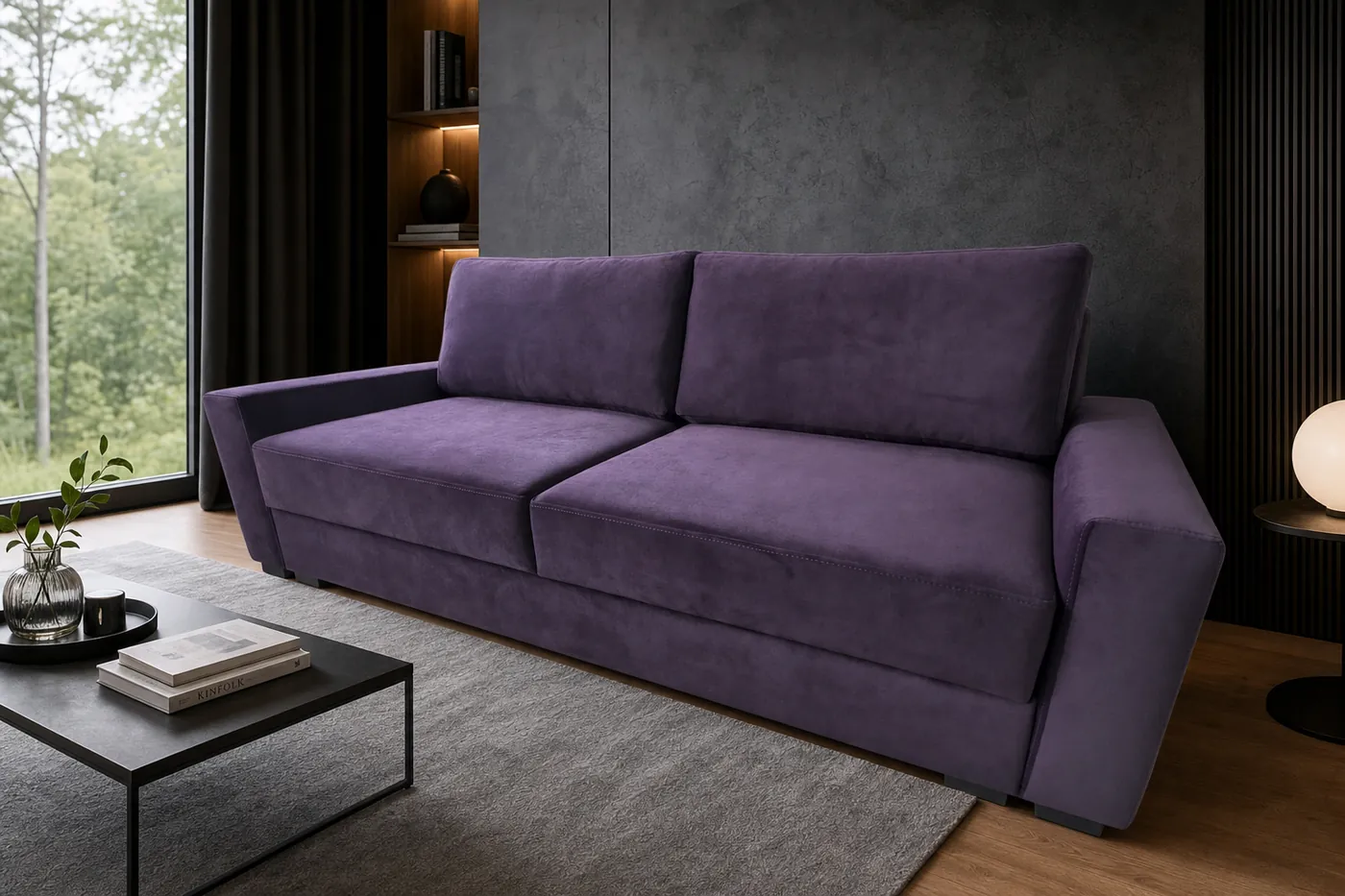 Sofa Venus w wieczornym salonie z betonową ścianą i widokiem na las