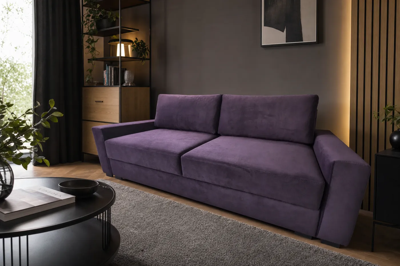 Sofa Venus w jasnym salonie z regałem i lamelami